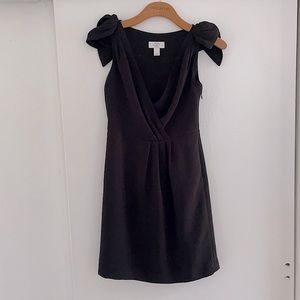 Low v neck like w/ knotted shoulder detail dress
